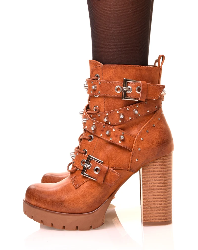 Bottines camelles à lanières cloutées à talons