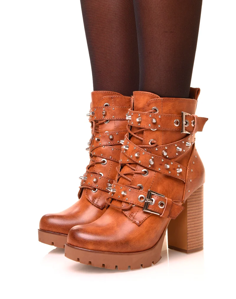 Bottines camelles à lanières cloutées à talons