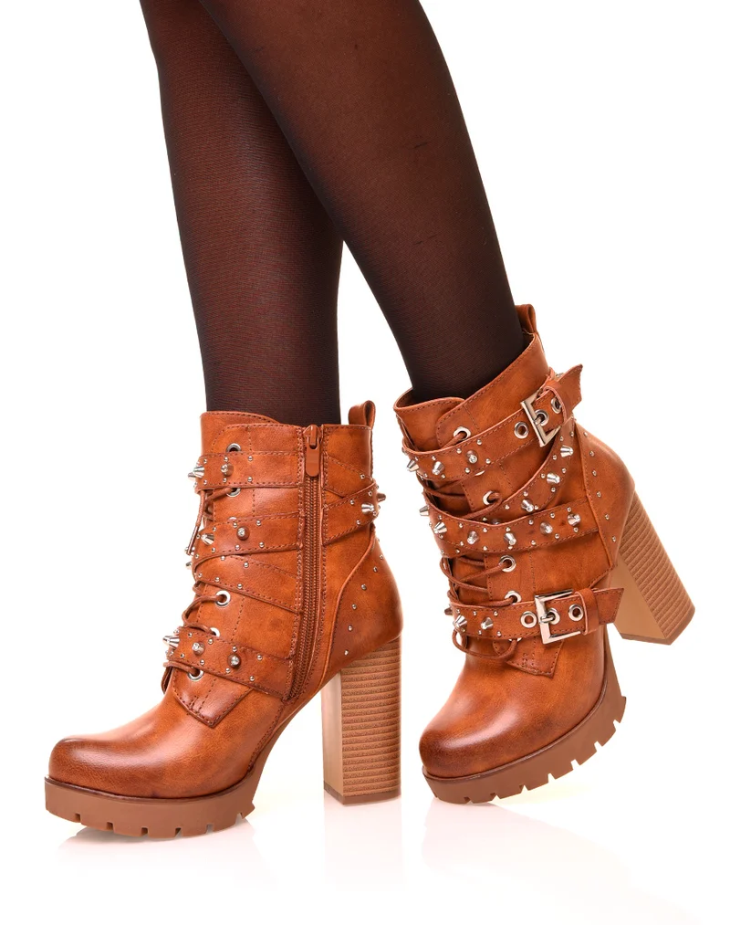 Bottines camelles à lanières cloutées à talons