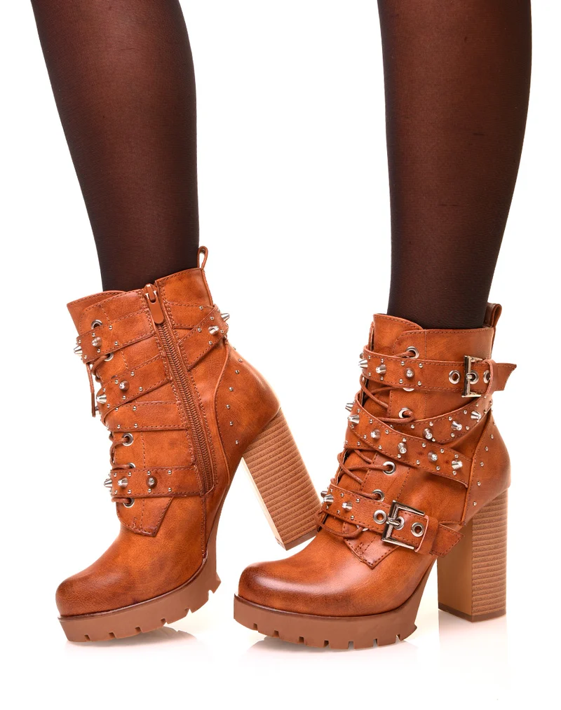 Bottines camelles à lanières cloutées à talons