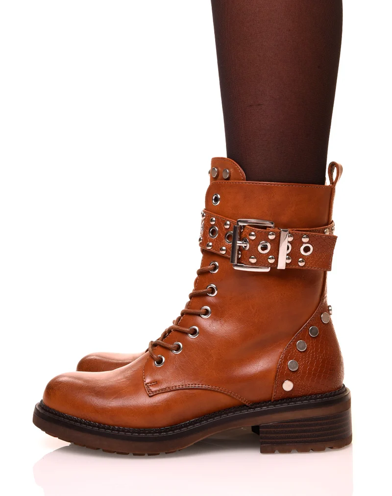 Bottines montantes camelles à sangles et détails cloutés