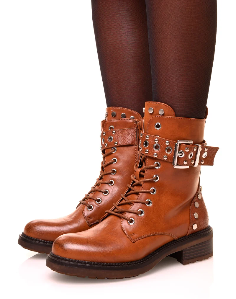Bottines montantes camelles à sangles et détails cloutés