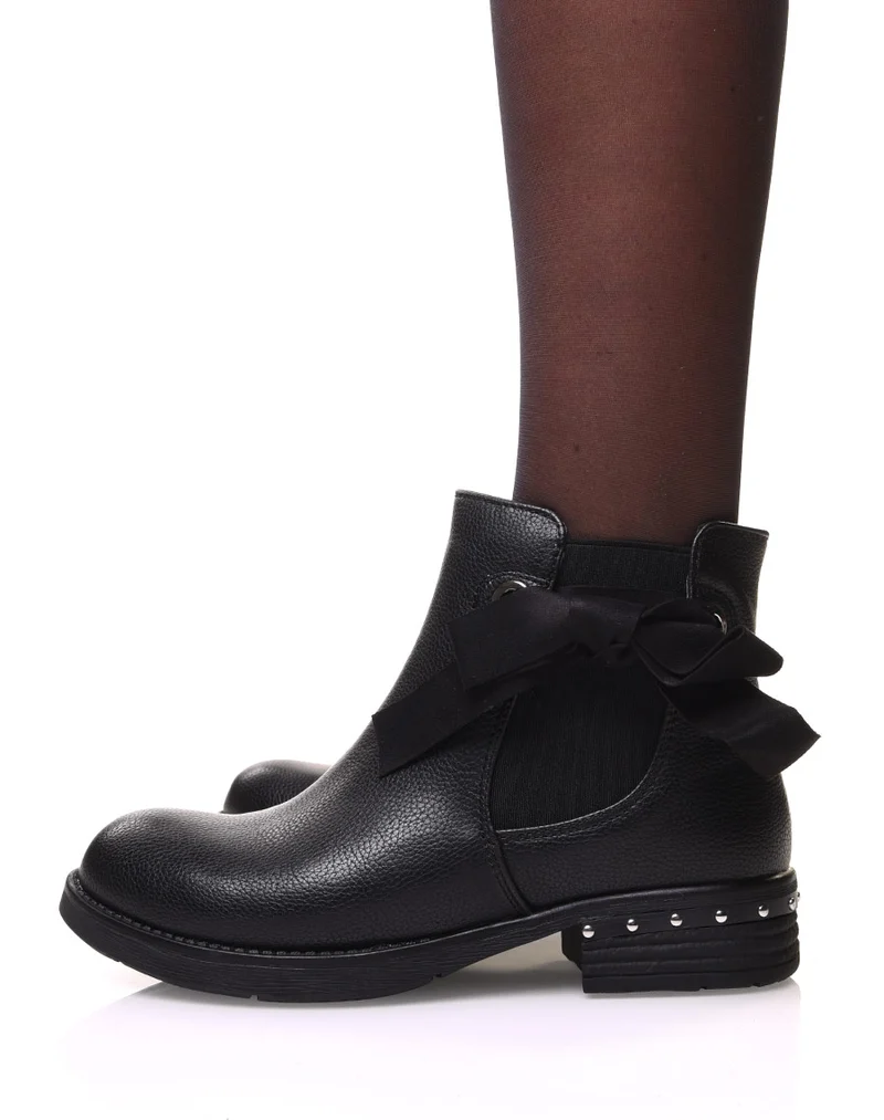 Bottines noires à noeud et oeillets