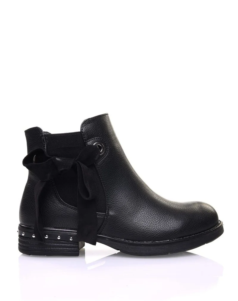 Bottines noires à noeud et oeillets