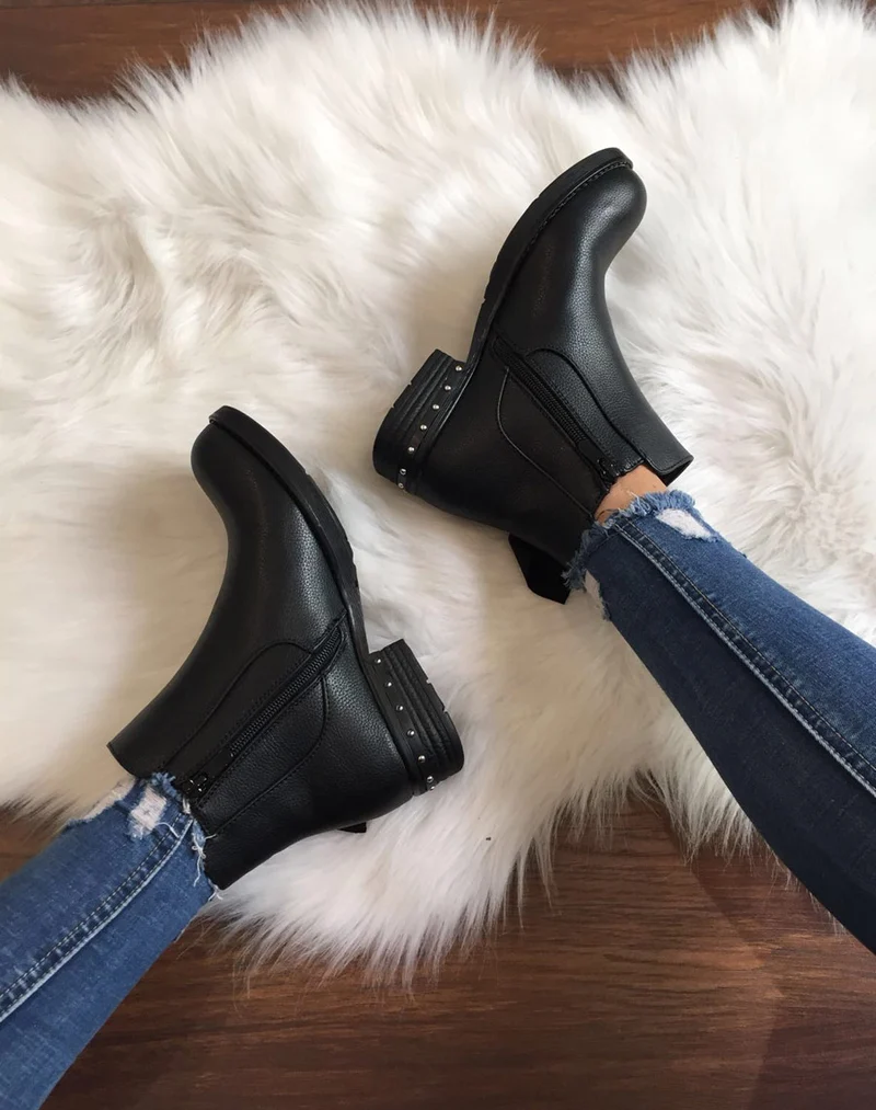 Bottines noires à noeud et oeillets