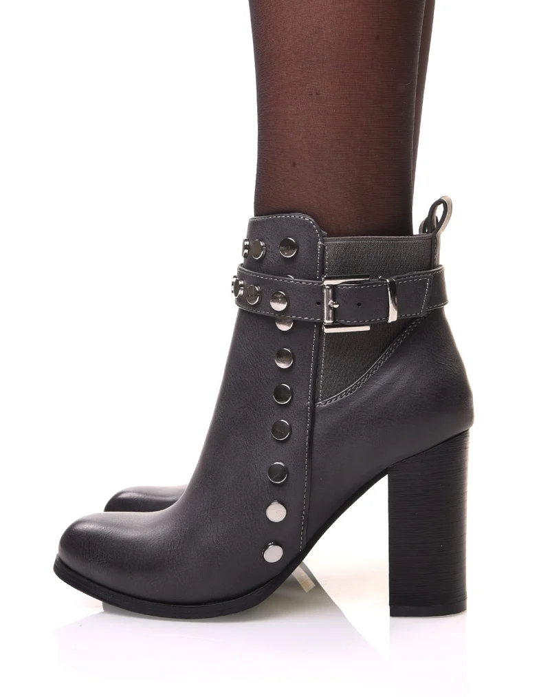 Bottines grises à sangle détails cloutés et talons