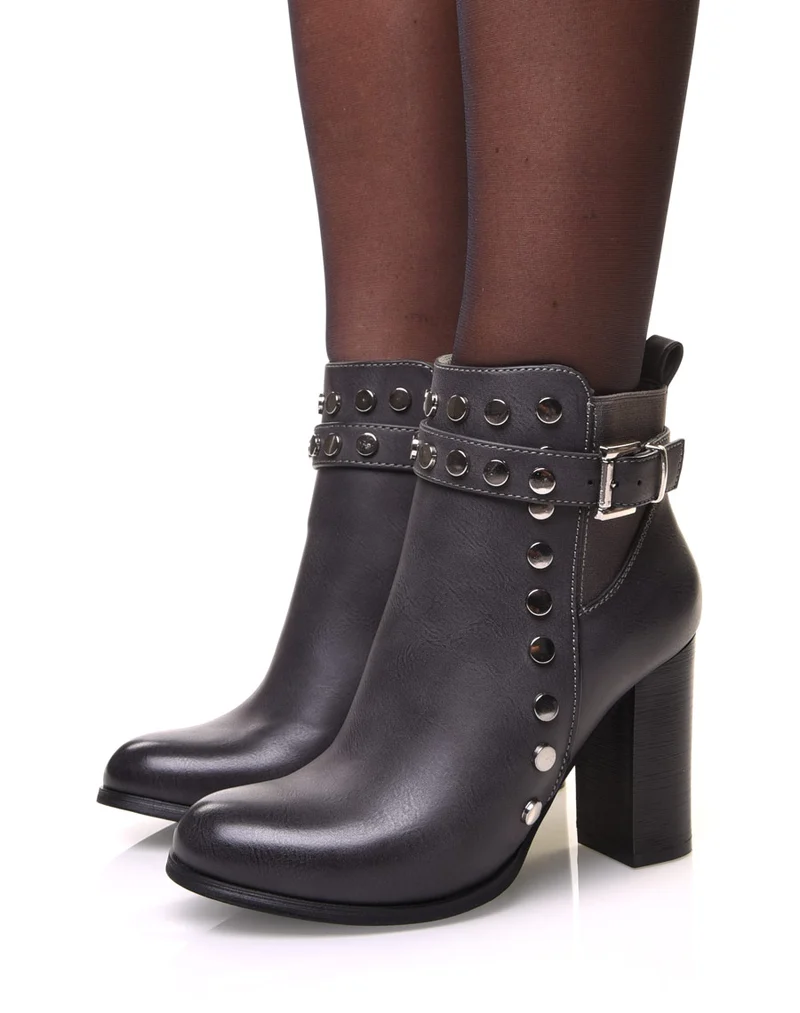 Bottines grises à sangle détails cloutés et talons