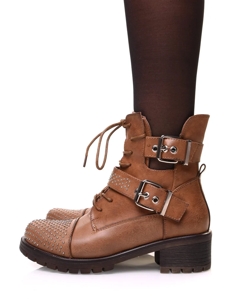 Bottines camelles ajourées à lacets et lanières ornées