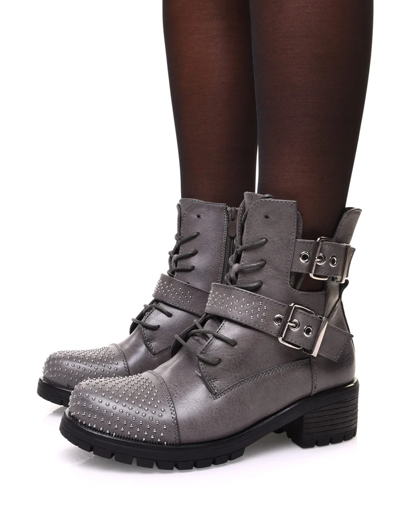 Bottines grises ajourées à lacets et lanières ornées