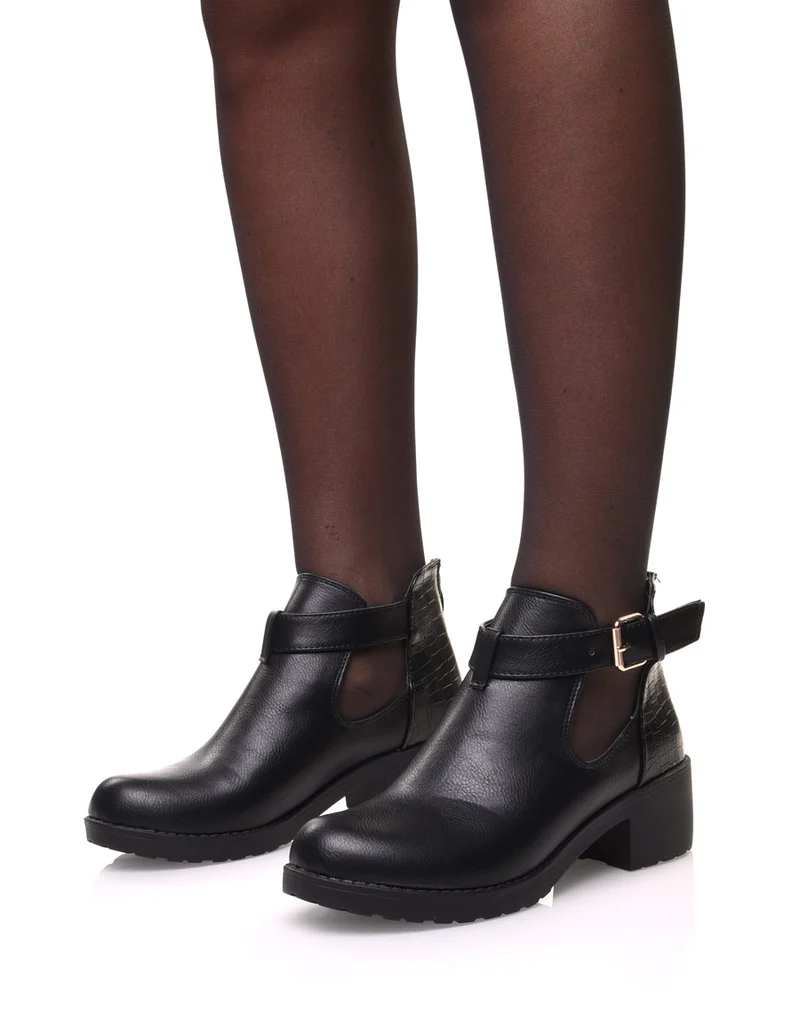 Bottines noires ajourées à petit talon et boucle