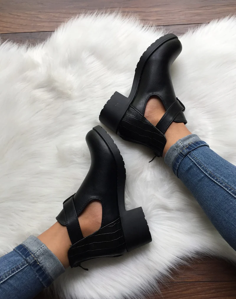 Bottines noires ajourées à petit talon et boucle