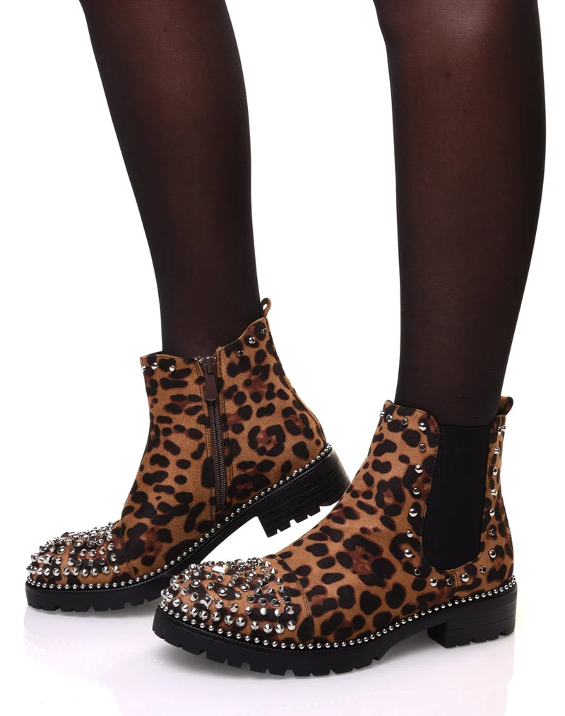 Bottines léopard à semelle perlée et détails clous