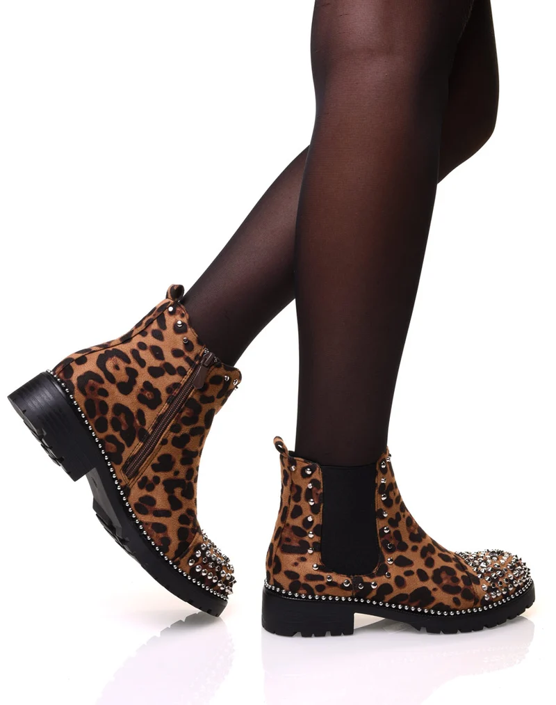Bottines léopard à semelle perlée et détails clous