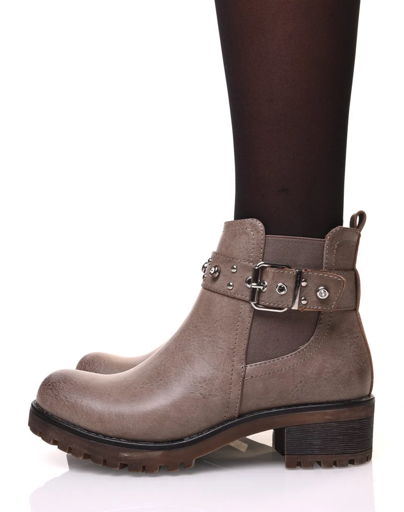 Bottines taupes à lanières ornées de strass et de petits clous