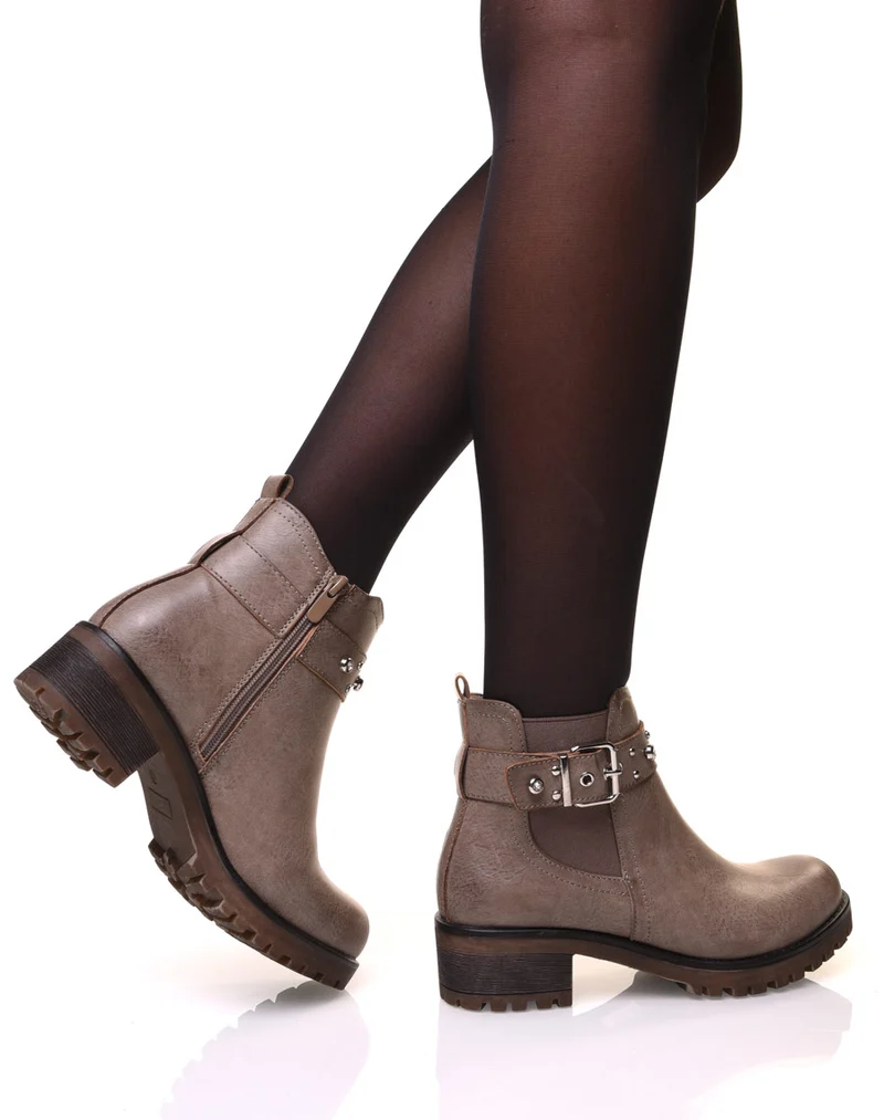 Bottines taupes à lanières ornées de strass et de petits clous