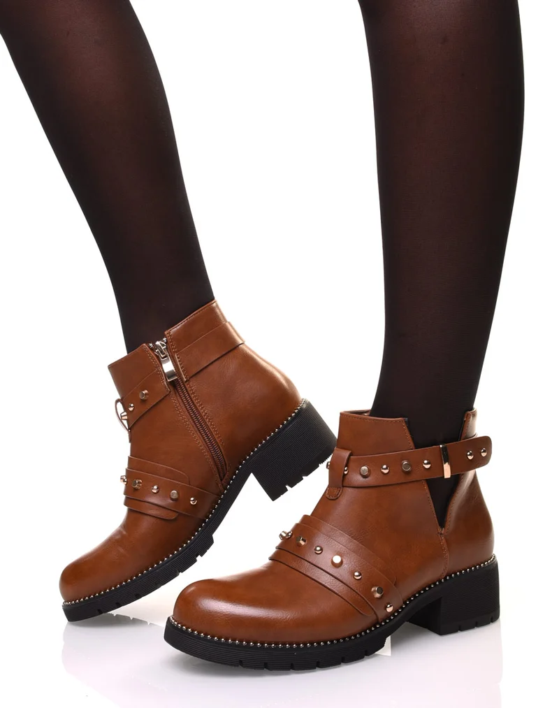 Bottines camelles à lanières cloutées