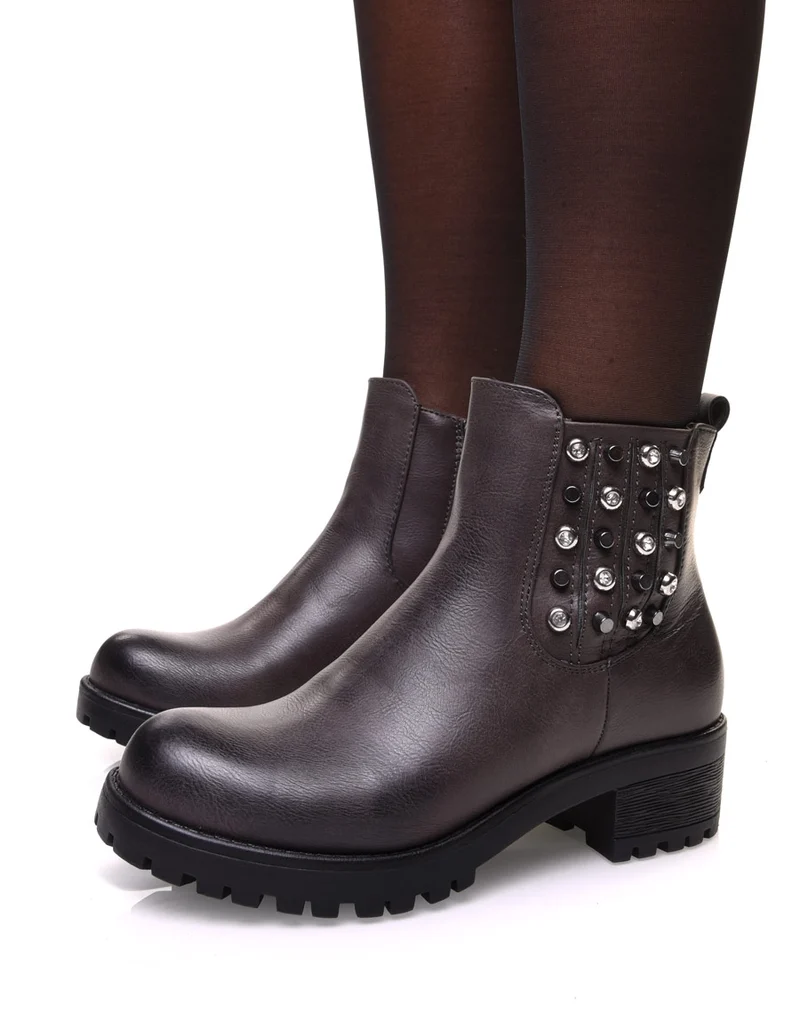 Chelsea boots grises à détails cloutés