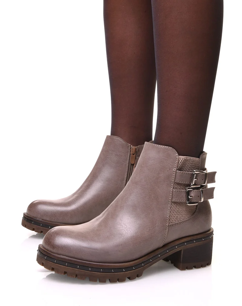 Bottines taupes à semelle crantée et cloutée