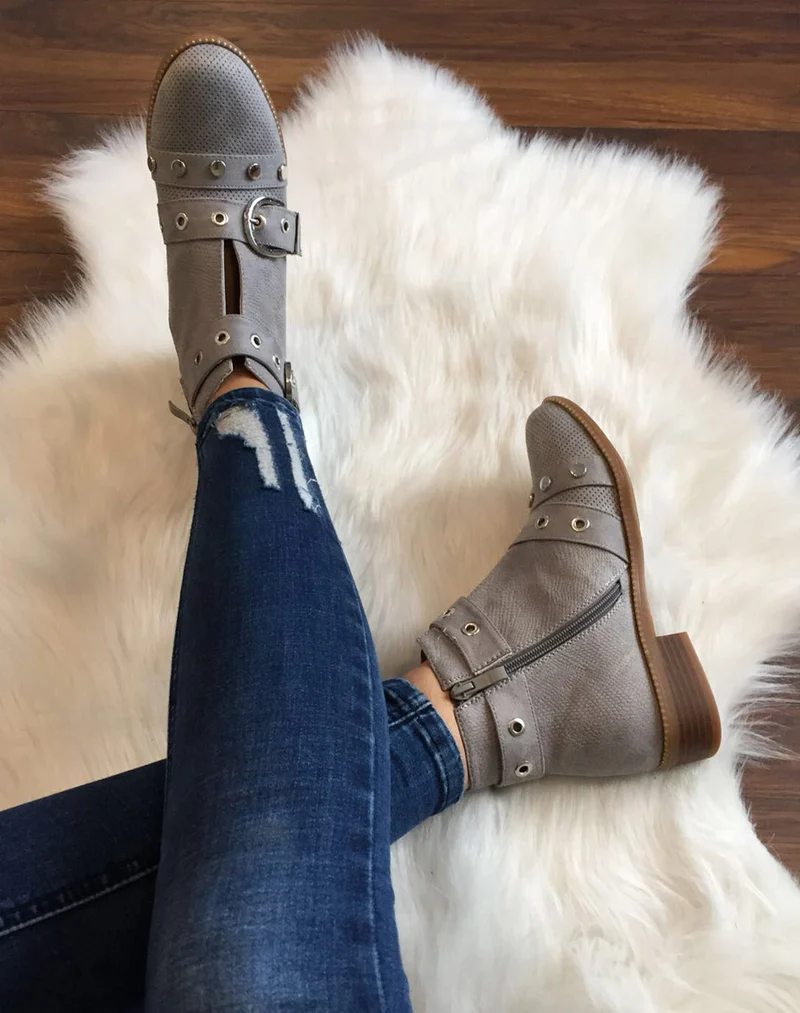 Bottines grises lanières cloutées ouvertes à l’avant