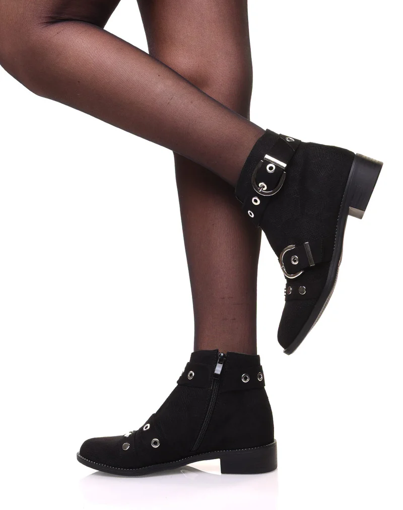 Bottines noires lanières cloutées ouvertes à l’avant