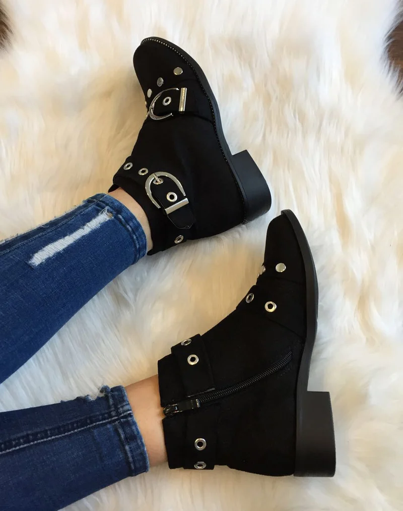 Bottines noires lanières cloutées ouvertes à l’avant