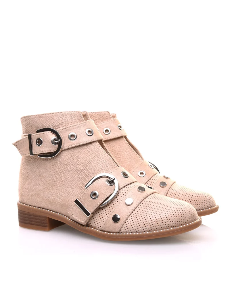 Bottines beiges lanières cloutées ouvertes à l’avant