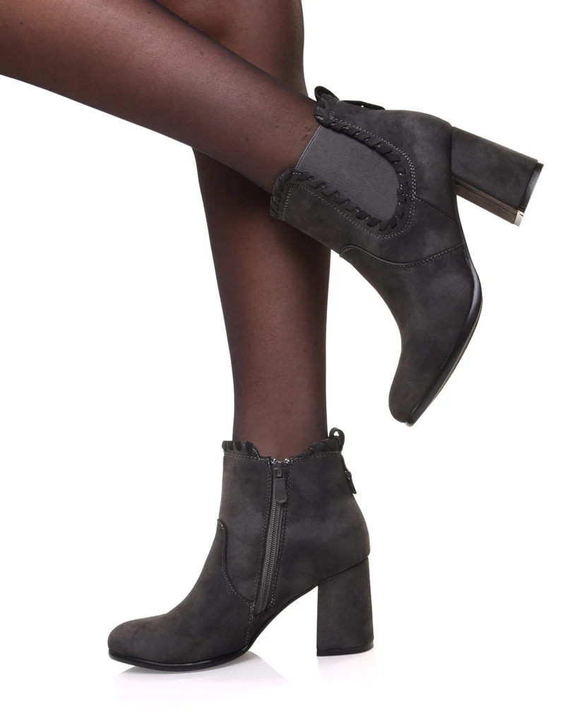 Bottines à talons grises en suédine et détails torsadés