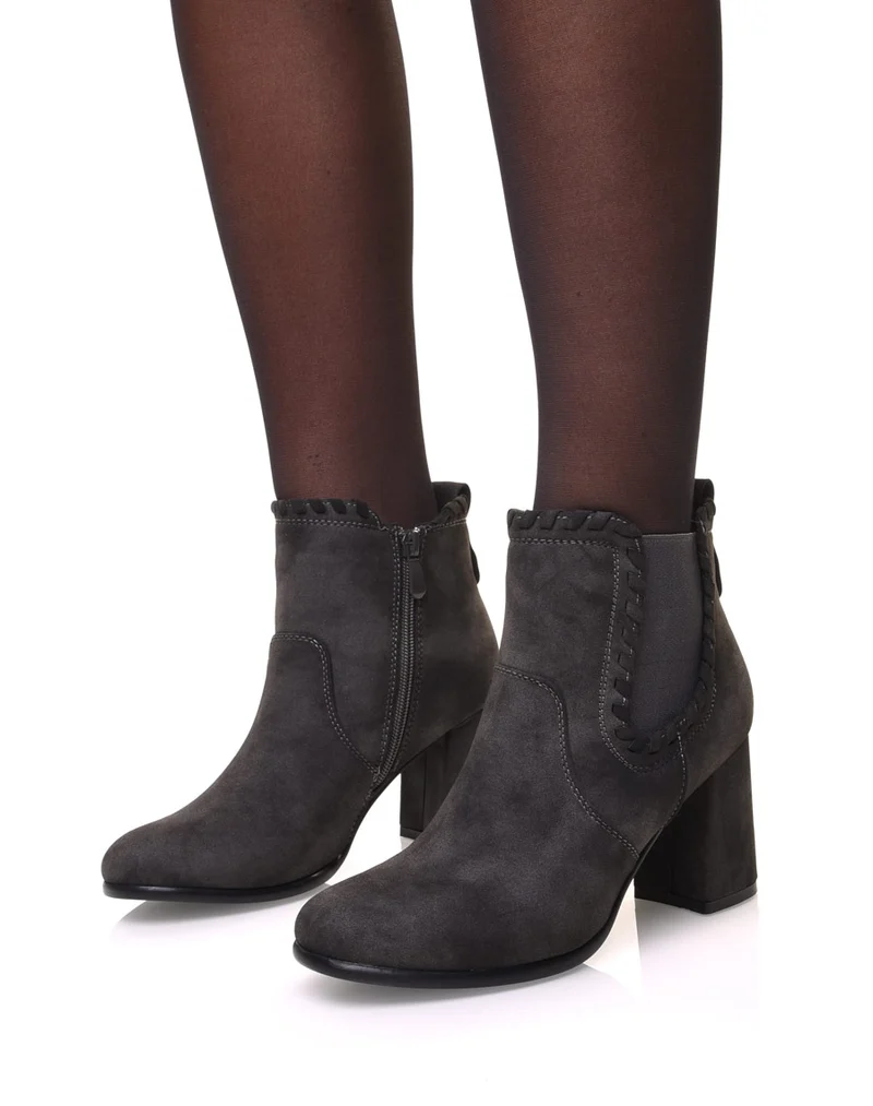 Bottines à talons grises en suédine et détails torsadés