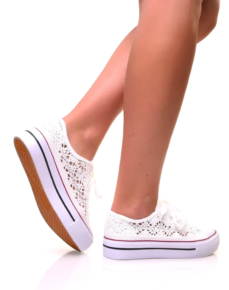 Baskets blanches ajourées effet dentelle à plateformes