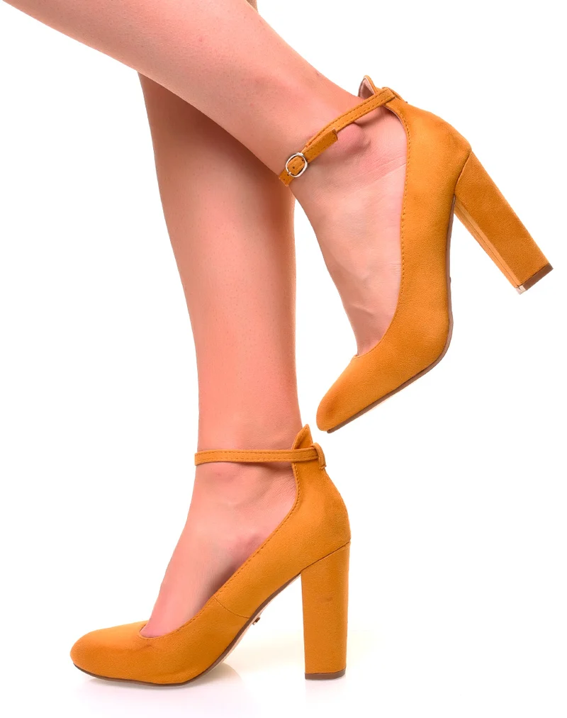 Escarpins en suédine jaunes à talons hauts carrés