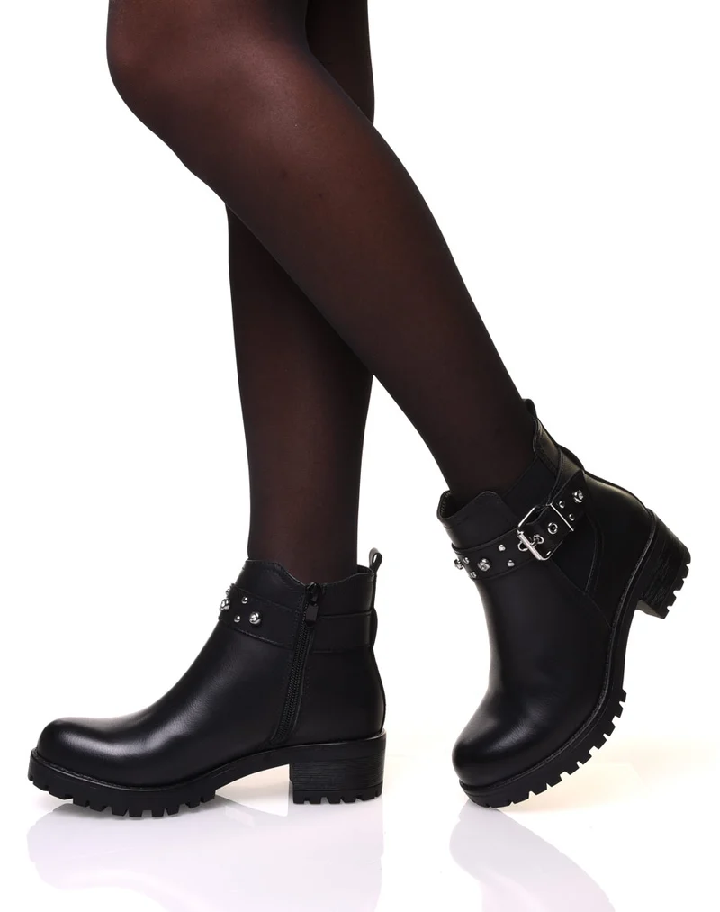 Bottines noires à lanières ornées de strass et de petits clous