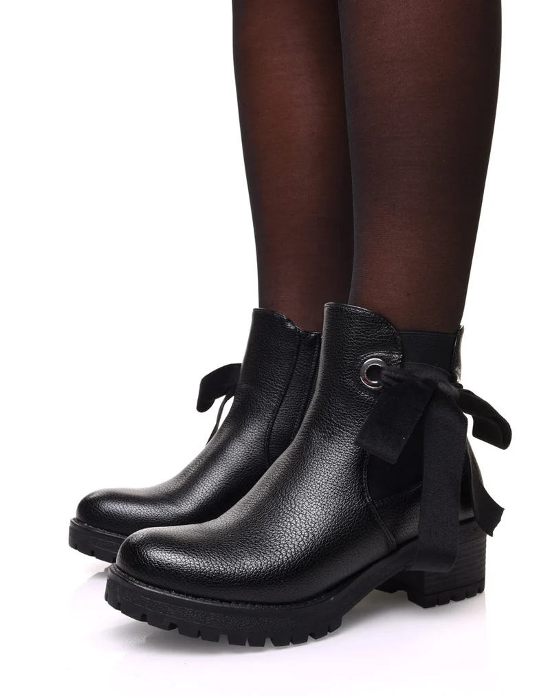 Bottines noires crantées à nœud et œillet