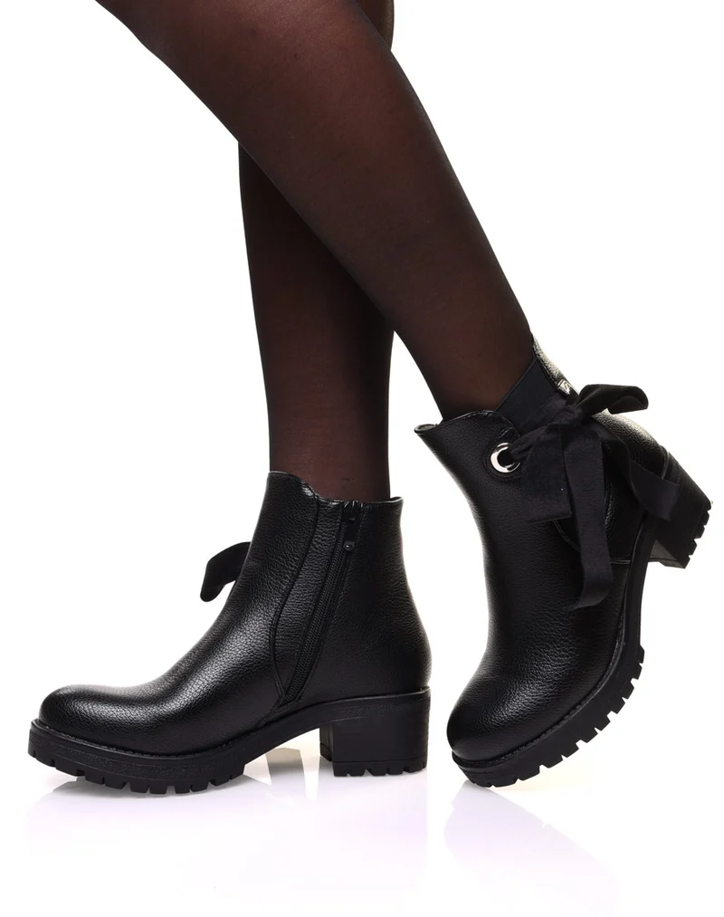 Bottines noires crantées à nœud et œillet