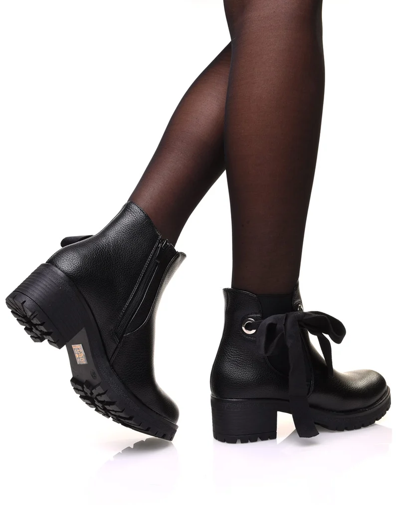 Bottines noires crantées à nœud et œillet