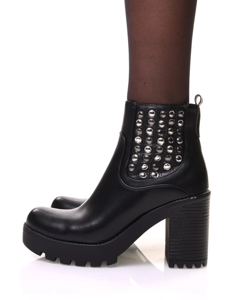 Chelsea boots noires à talons et détails cloutés sur le côté du pied