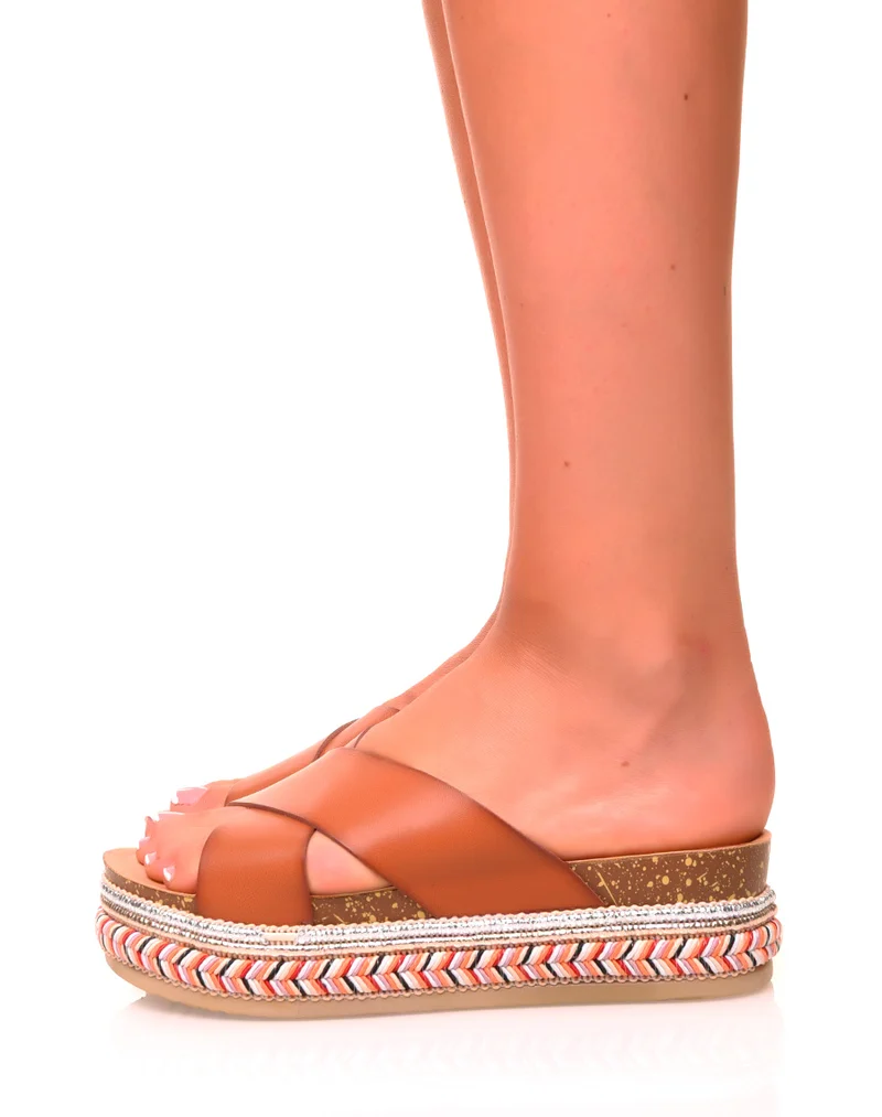 Mules camelles à brides croisées et semelles tressées