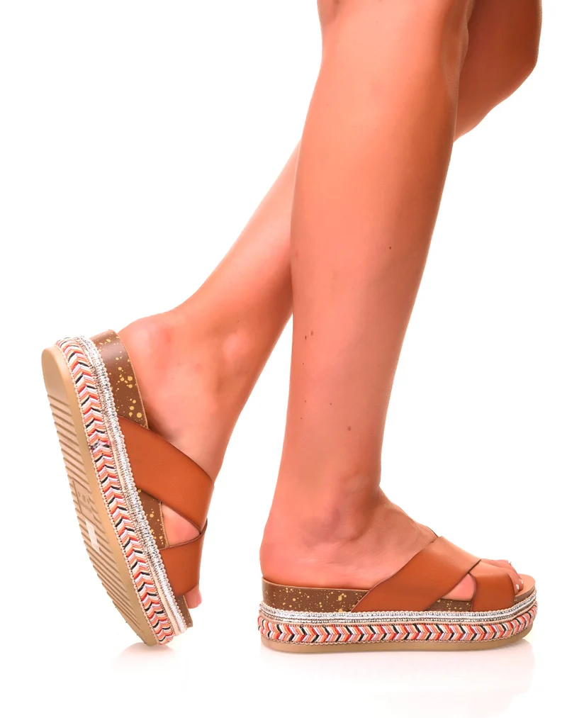Mules camelles à brides croisées et semelles tressées