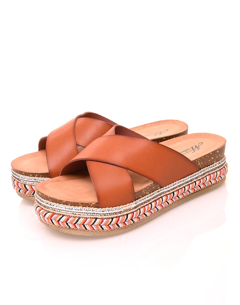 Mules camelles à brides croisées et semelles tressées