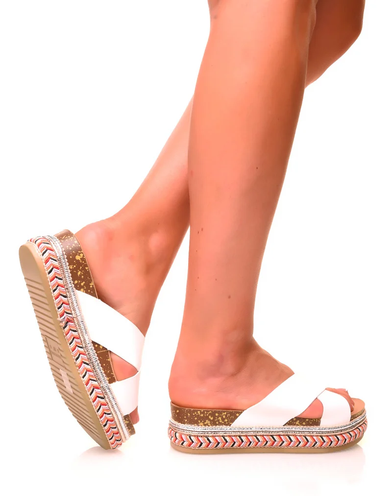 Mules blanches à doubles brides croisées et semelles tressées