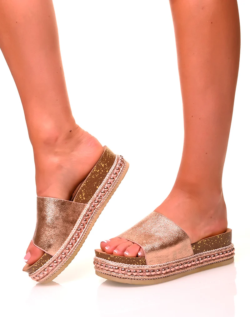Mules roses gold brillantes à semelles compensées à détails