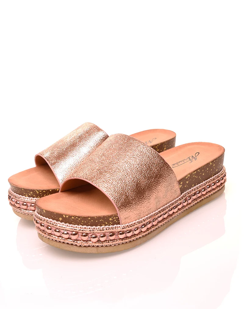 Mules roses gold brillantes à semelles compensées à détails