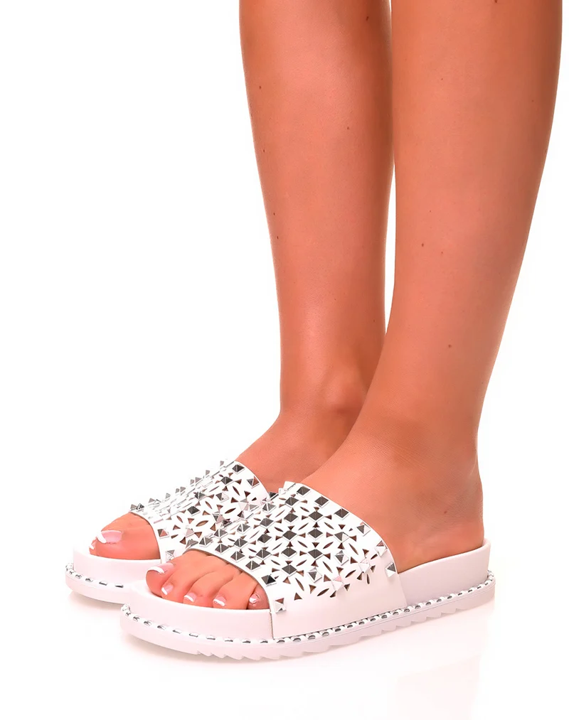 Mules blanches cloutées à semelles crantées