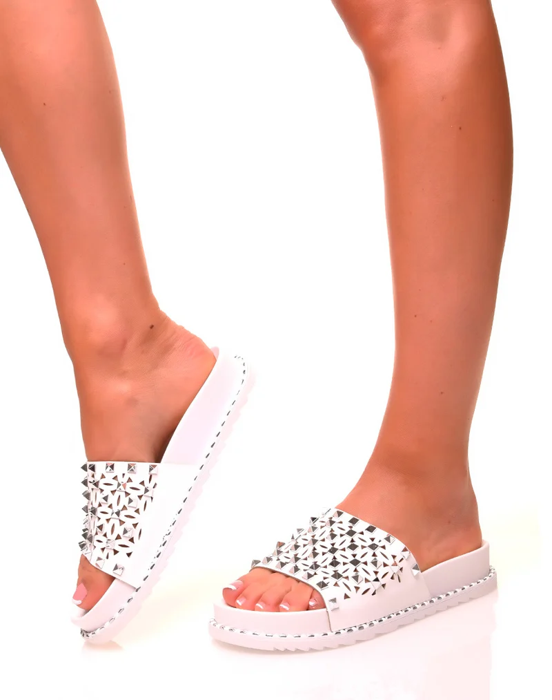 Mules blanches cloutées à semelles crantées