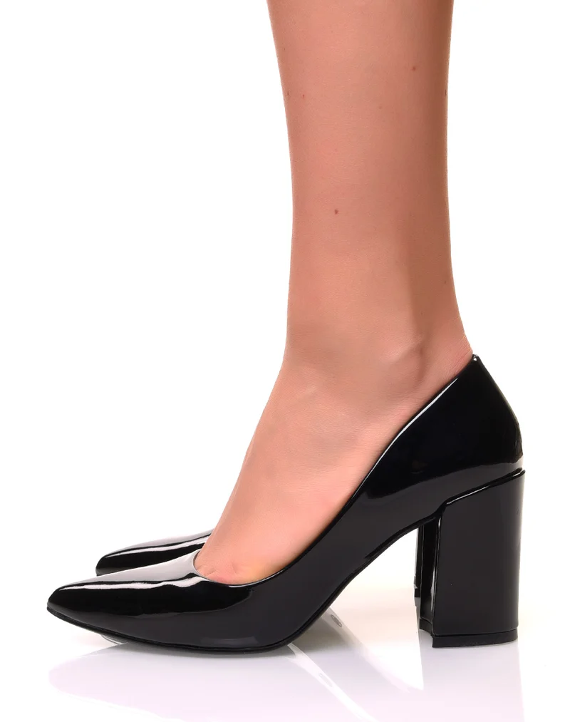 Escarpins vernis noirs à talons carrés et à bouts pointus