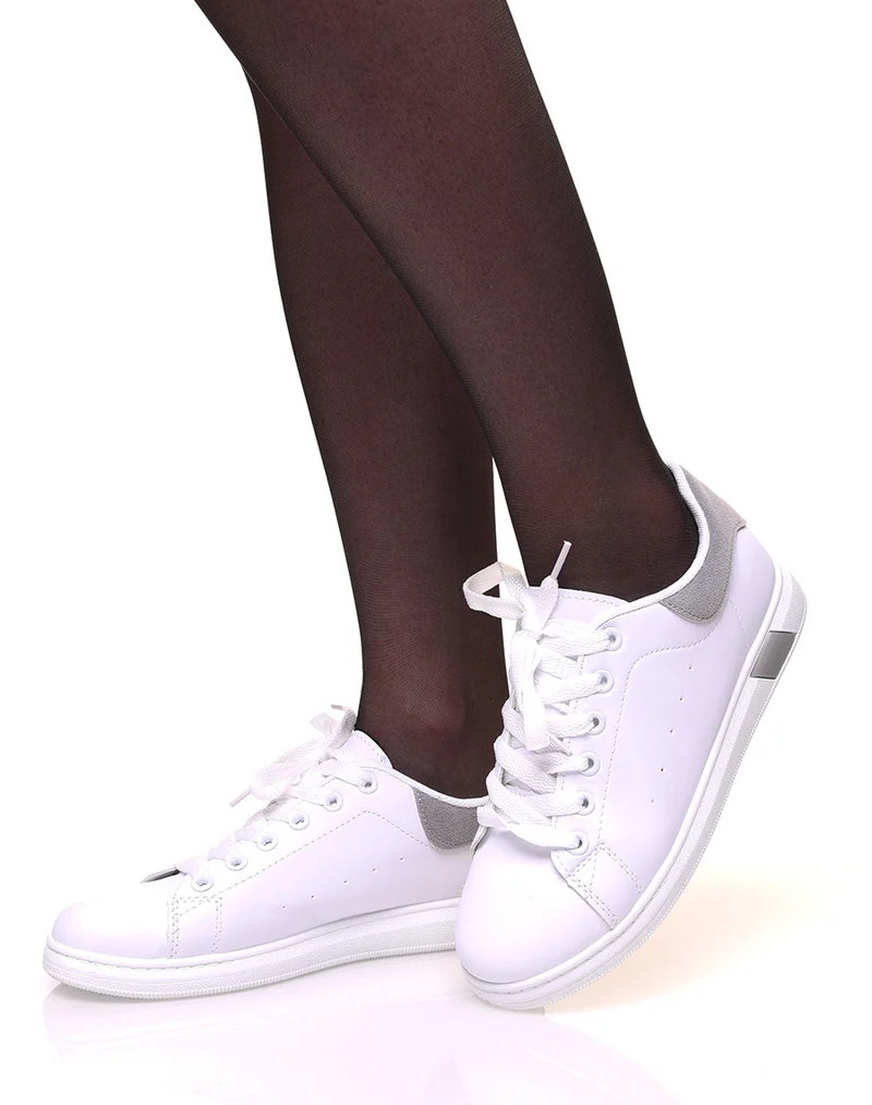 Baskets blanches à lacets avec détails gris