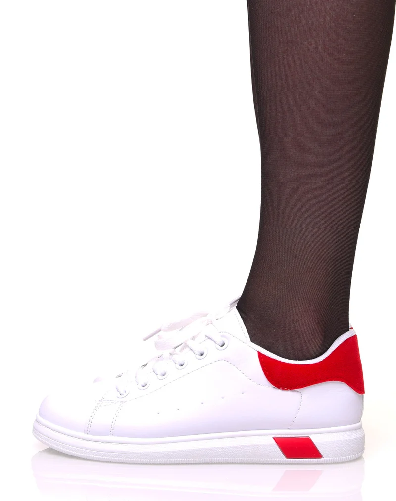 Baskets blanches à lacets avec détails rouges