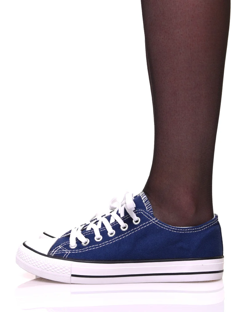 Baskets en toile bleues marines à lacets blancs et liserés noirs