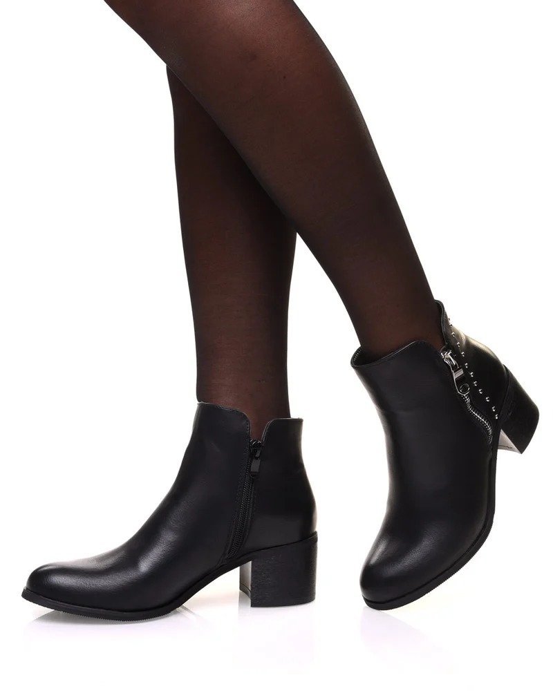 Bottines noires à talon mi haut et clous décoratifs