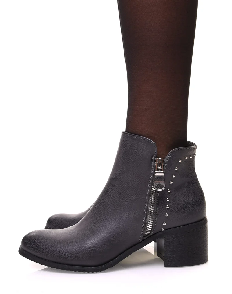 Bottines grises à talon mi haut et clous décoratifs