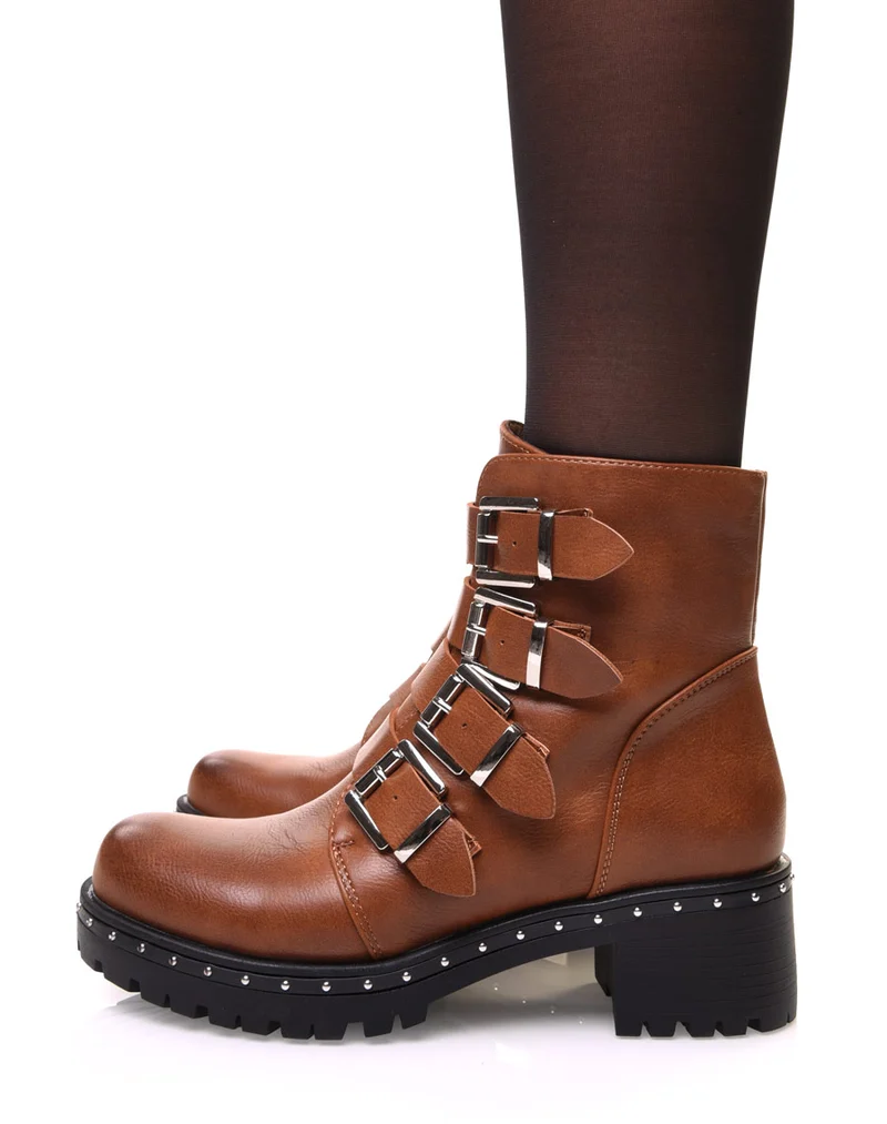 Bottines camelles à sangles multiples et semelle cloutée